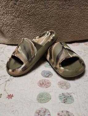 Olive Camo Slide Sandals - Women - Size 5 Boys Size 3